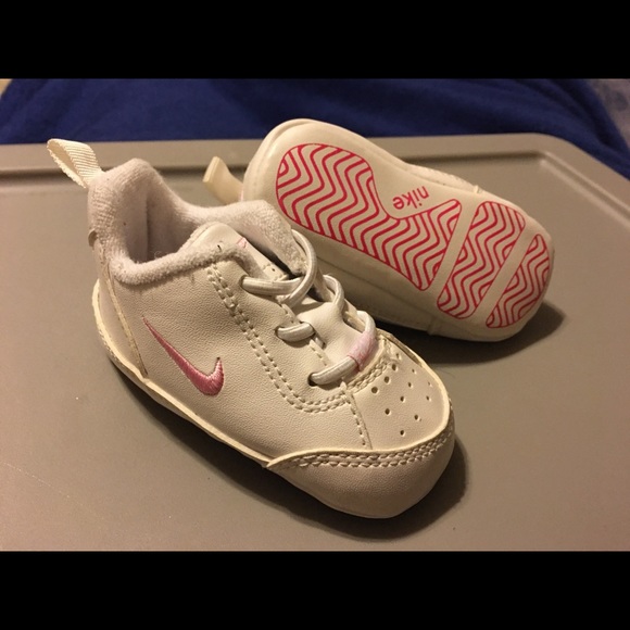 EUC Baby girl Nike crib shoes size 2 (2012) - Picture 1 of 3